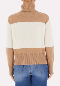 Maglione a collo alto in maglia con righe orizzontali beige e crema, polsini e orlo a coste, texture morbida e vestibilità rilassata.