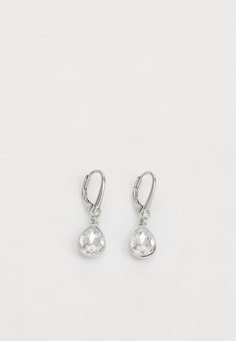 Orecchini a lobi in argento con cristalli trasparenti a forma di pera e superficie sfaccettata, appesi a un piccolo dettaglio rotondo.
