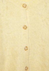 Gelbe Cardigan aus weichem, strukturiertem Stoff mit sechs runden, durchsichtigen Knöpfen auf der Vorderseite.