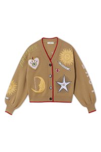 Strikket cardigan i tan med røde detaljer har ulike broderte motiver: sol, måne, øye, hjerte og stjerner med tekstdetaljer. Knapplukking.