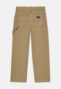 Khaki cargobroek met rechte pijpen, versterkte zakken en een rood logo-opdruk op de achterkant. Duurzame stof met een soepele textuur.