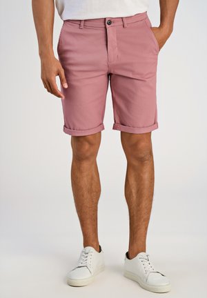 Helle rosa Herren-Shorts mit umgeschlagenen Säumen, aus glattem Material. Verfügt über Vordertaschen und einen Knopfverschluss. Legeres Design.