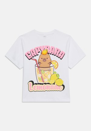 T-shirt blanc avec capybara dessin animé dans un verre de limonade, tranches de citron, paille et texte "CAPYBARA Lemonade" en rose et jaune.