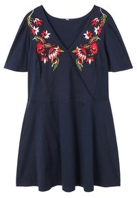 Vestido de manga corta azul marino con escote en V y bordado floral en rojo, blanco y verde. Silueta en forma de A y textura de tela suave.