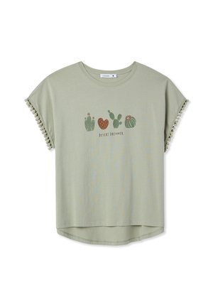 T-shirt in cotone verde chiaro con scollatura rotonda, maniche corte con bordo in pompon e stampa a tema cactus con la scritta "Desert Dreamer."