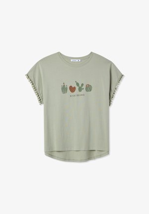 T-shirt in cotone verde chiaro con scollatura rotonda, maniche corte con bordo in pompon e stampa a tema cactus con la scritta "Desert Dreamer."