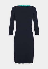 Robe bleu marine côtelée avec manches trois-quarts et encolure échancrée en dentelle bleu sarcelle. Tissu extensible avec une coupe ajustée et un ourlet au niveau des genoux.