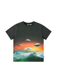 Mustat lyhyet hihaset t-paidat, joissa on värikäs grafiikka UFOista oranssia ja vihreää sävyä olevalla taustalla, tähtitaivaan keskellä.