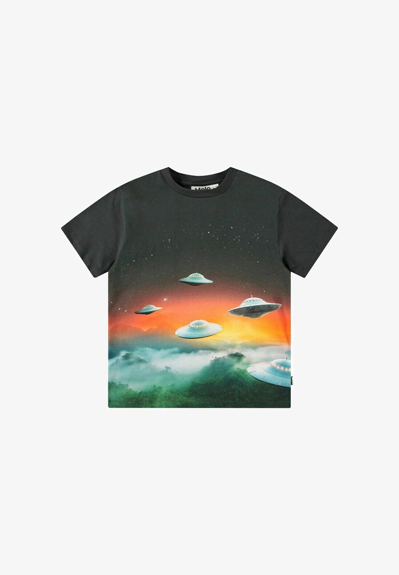 Sort kortermet t-shirt med et farverigt grafik af UFO'er mod en orange og grøn gradient baggrund med en stjernehimmel.