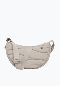 Quilted beige skuldertaske med en afrundet form, justerbart rem og lynlåslukning. Har blødt, tekstureret stof og minimalistisk design.