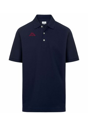 Polo blu navy scuro a maniche corte con tre bottoni bianchi e logo ricamato rosso sul petto sinistro.