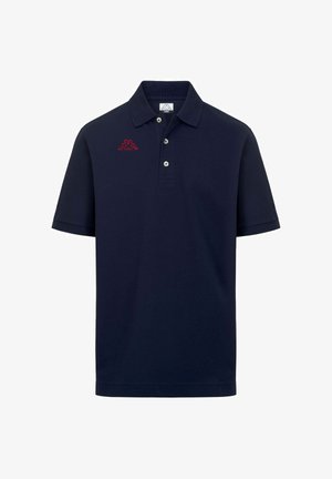 Polo blu navy scuro a maniche corte con tre bottoni bianchi e logo ricamato rosso sul petto sinistro.