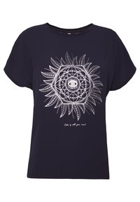 Camiseta de color azul marino hecha de un tejido suave, con un diseño de mandala blanco que tiene un ojo en el centro y el texto "El amor es todo lo que necesitas" debajo.