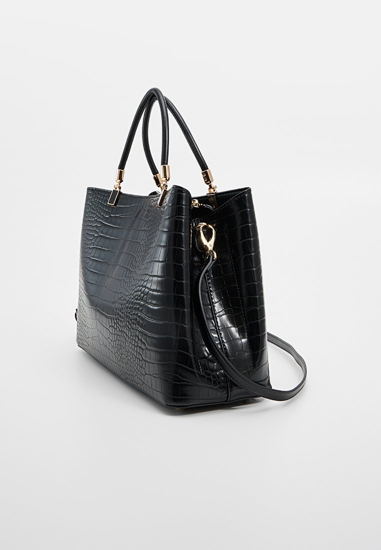 Schwarze Handtasche mit Krokodila Prägung, zwei oberen Tragegriffen und einem abnehmbaren Schultergurt. Verfügt über goldfarbene Beschläge und eine strukturierte Silhouette.