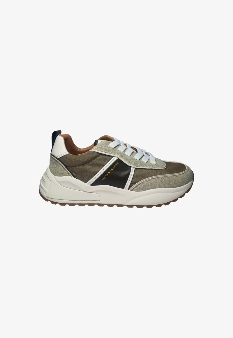 Niedrig geschnittener Sneaker mit Wildleder- und Stoffpaneelen in Beige, weißer Sohle, weißen Schnürsenkeln und "Alexander Smith"-Branding auf einem schwarzen Seitendetail.