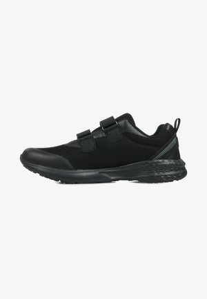 Sapatos atléticos pretos com tecido em malha, duas correias ajustáveis em Velcro, colarinho acolchoado e uma sola de borracha texturizada.