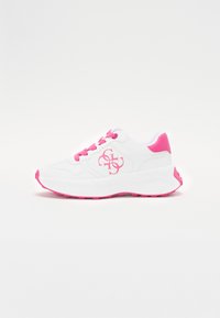 Baskets blanches avec des accents roses, dotées d'une tige synthétique lisse, d'un bout rond, d'une semelle extérieure texturée et d'un logo sur le côté.