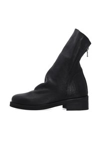 Czarne skórzane botki za kostkę z zaokrąglonym noskiem, zwężającą się cholewką i bocznym zamkiem. Posiadają niski, prostokątny obcas i gładką teksturę.