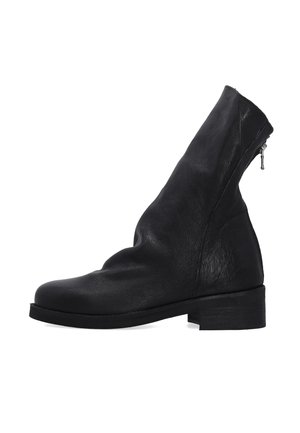 Sorte læder ankelstøvler med en rund tå, indsnævret overdel og en lynlås i siden. Har en lav, rektangulær hæl og glat overflade.