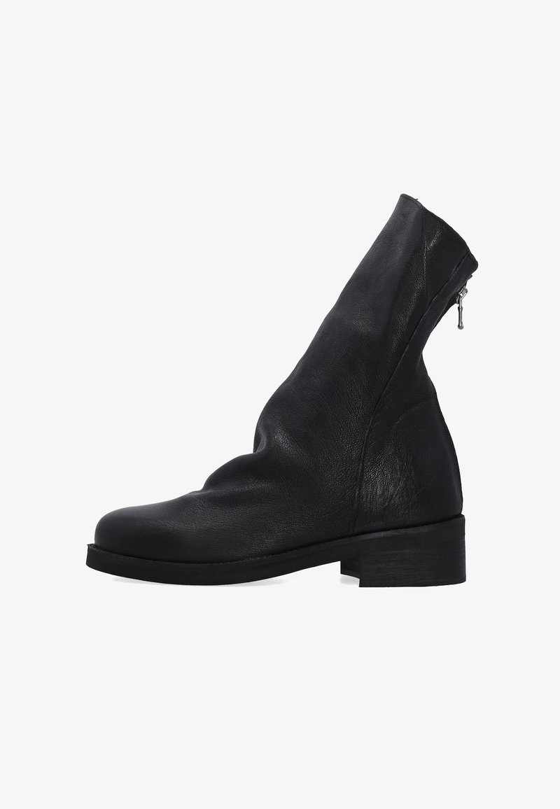 Czarne skórzane botki za kostkę z zaokrąglonym noskiem, zwężającą się cholewką i bocznym zamkiem. Posiadają niski, prostokątny obcas i gładką teksturę.