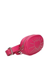 Roze leren heuptasje met een ronde vorm, voorzien van metallic studs in een zonnestraalpatroon en een zilveren ritssluiting. Verstelbare band.