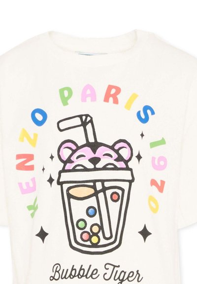 Chemise blanche avec le texte coloré "KENZO PARIS 2020" entourant un gobelet de bubble tea tenant un visage de tigre rose et des bulles multicolores.