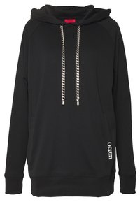 Czarna bluza z kapturem z srebrnymi sznurkami, długie rękawy, kieszeń z przodu oraz małe białe logo "HUGO" w dolnym prawym rogu.