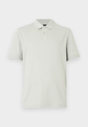 Šviesiai pilka medvilninė polo marškinėliai su apykakle, dviejų sagų atvartu ir riboto audinio akcentais ant apykaklės ir rankovių. Priekyje išsiuvinėtas logotipas.