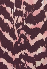 Tissu texturé avec une base bordeaux foncé et un motif abstrait rose ressemblant à des rayures d'animal, avec des nuances variées et une finition lisse.