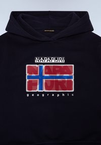 Námornícka modrá mikina s kapucňou s veľkým, farebným logom obsahujúcim text "NAPAPIJRI" a "geographic". Predný dizajn zahŕňa červené a modré prvky.