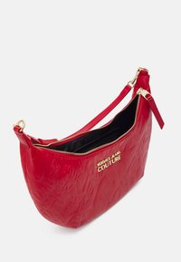 Červená syntetická kožená kabelka s embosovaným vzorem, zlatým kováním a zipovým uzávěrem. Obsahuje černou podšívku a nastavitelný popruh.