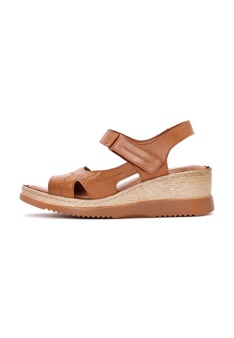 Sandal in pelle marrone con zeppa, cinturino regolabile, design aperto sulla punta, piattaforma testurizzata simile al sughero e suola in gomma con motivo zigzag.