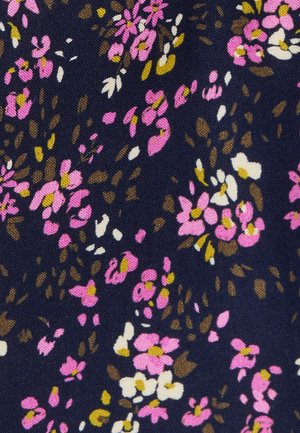 Tessuto floreale con piccoli fiori rosa e bianchi su uno sfondo blu navy, con accenni di foglie marroni e verdi. Texture in cotone.