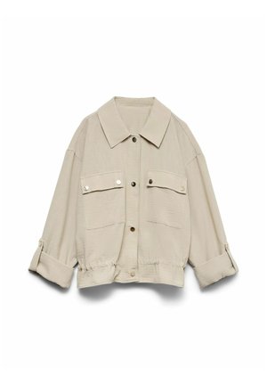 Veste légère beige avec large col, devant boutonné, deux poches poitrine à rabat et poignets réglables à boutons.