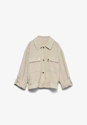 Veste légère beige avec large col, devant boutonné, deux poches poitrine à rabat et poignets réglables à boutons.