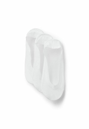 Drei Paare weiße unsichtbare Socken, überlappend auf weißem Hintergrund angeordnet.