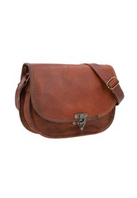 Borse a tracolla in pelle marrone con chiusura a patta, metalleria in metallo e una singola tracolla regolabile. Texture liscia con dettagli di cucitura sottili.