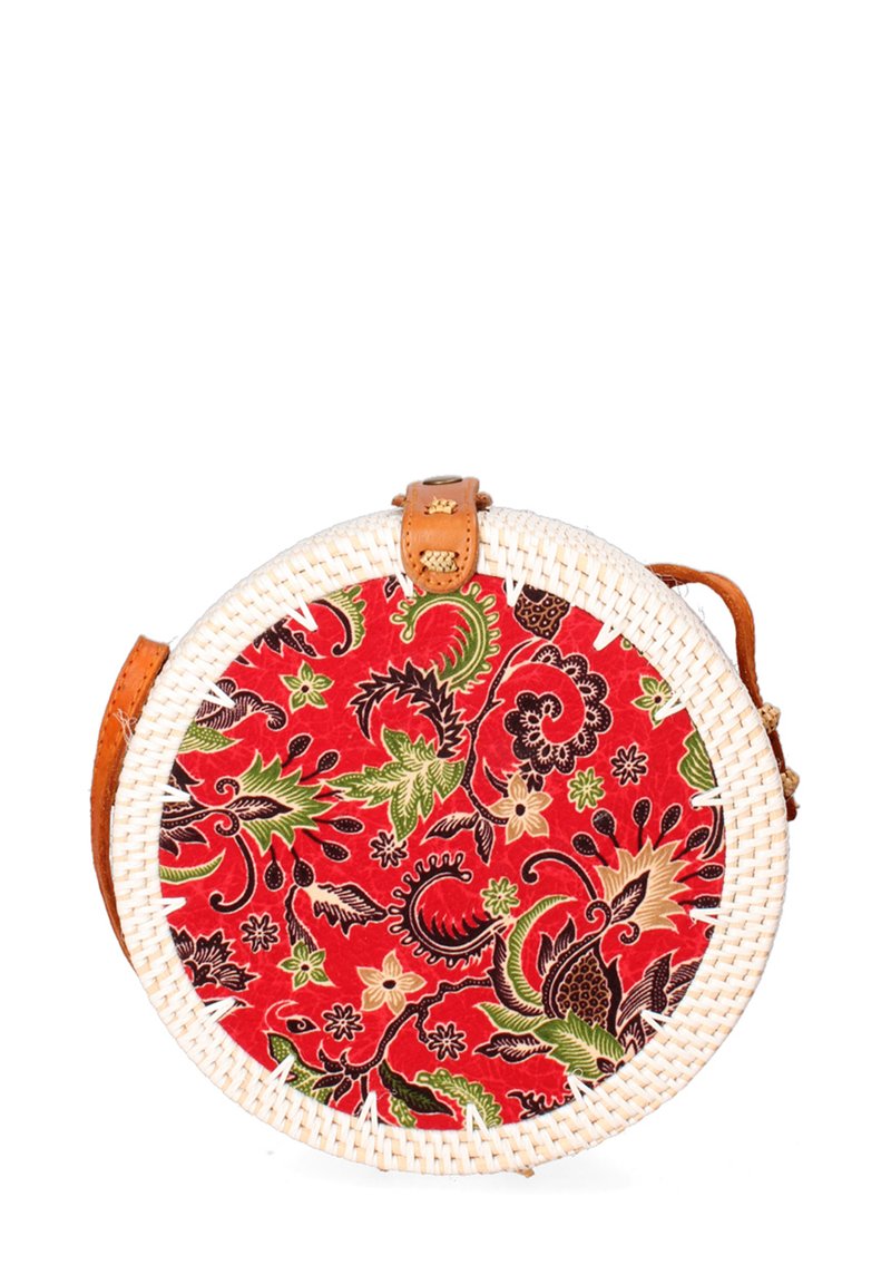 Borsa rotonda in rattan con un motivo floreale rosso, caratterizzata da accenti verdi e neri, e una tracolla e un manico in pelle marrone.