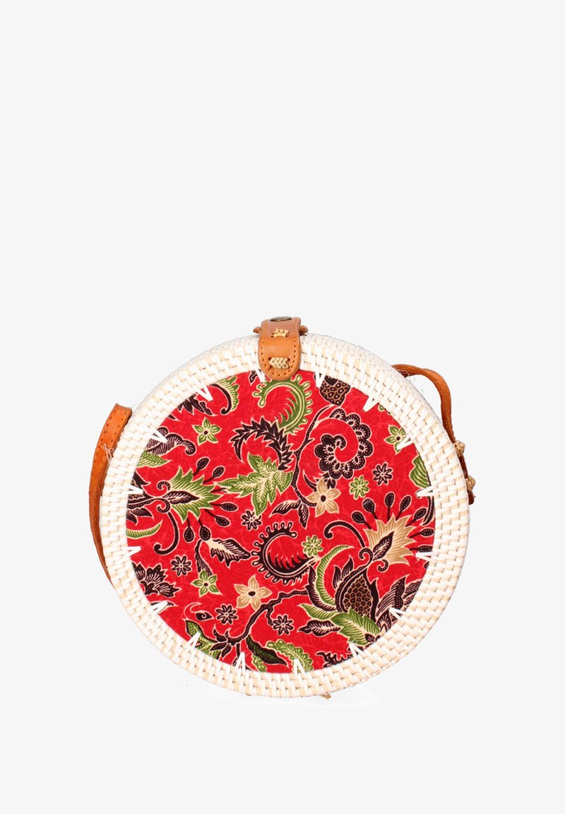 Borsa rotonda in rattan con un motivo floreale rosso, caratterizzata da accenti verdi e neri, e una tracolla e un manico in pelle marrone.