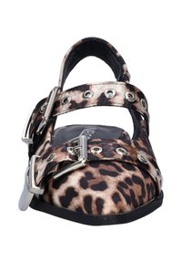 Leopardprint platte schoenen met zwarte en bruine tinten, voorzien van zilveren accenten, meerdere gespen en een ronde neus.