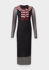 Czarna, długa sukienka midi z przezroczystymi rękawami i dołem, z nadrukiem czerwono-białego paskowanego szalika zawiązanego przy dekolcie.