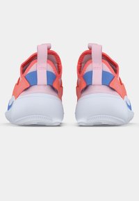 Rozā un oranži sporta apavi ar zilu akcentu, ar tekstūrētu augšdaļu un vilkšanas cilpām, izstrādāti ar noapaļotu baltu zoli.