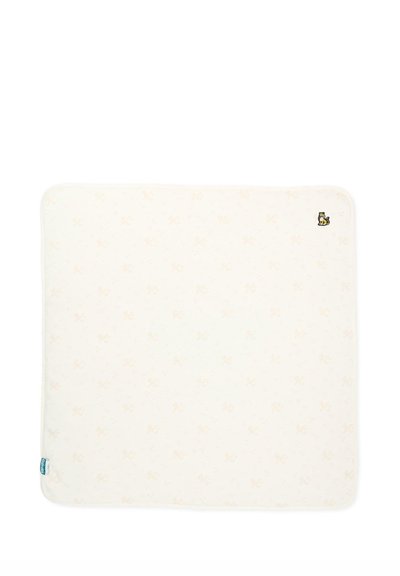 Miękki, kwadratowy kocyk dla dziecka w kolorze ecru z delikatnym wzorem i małym haftem tygrysa w prawym górnym rogu.