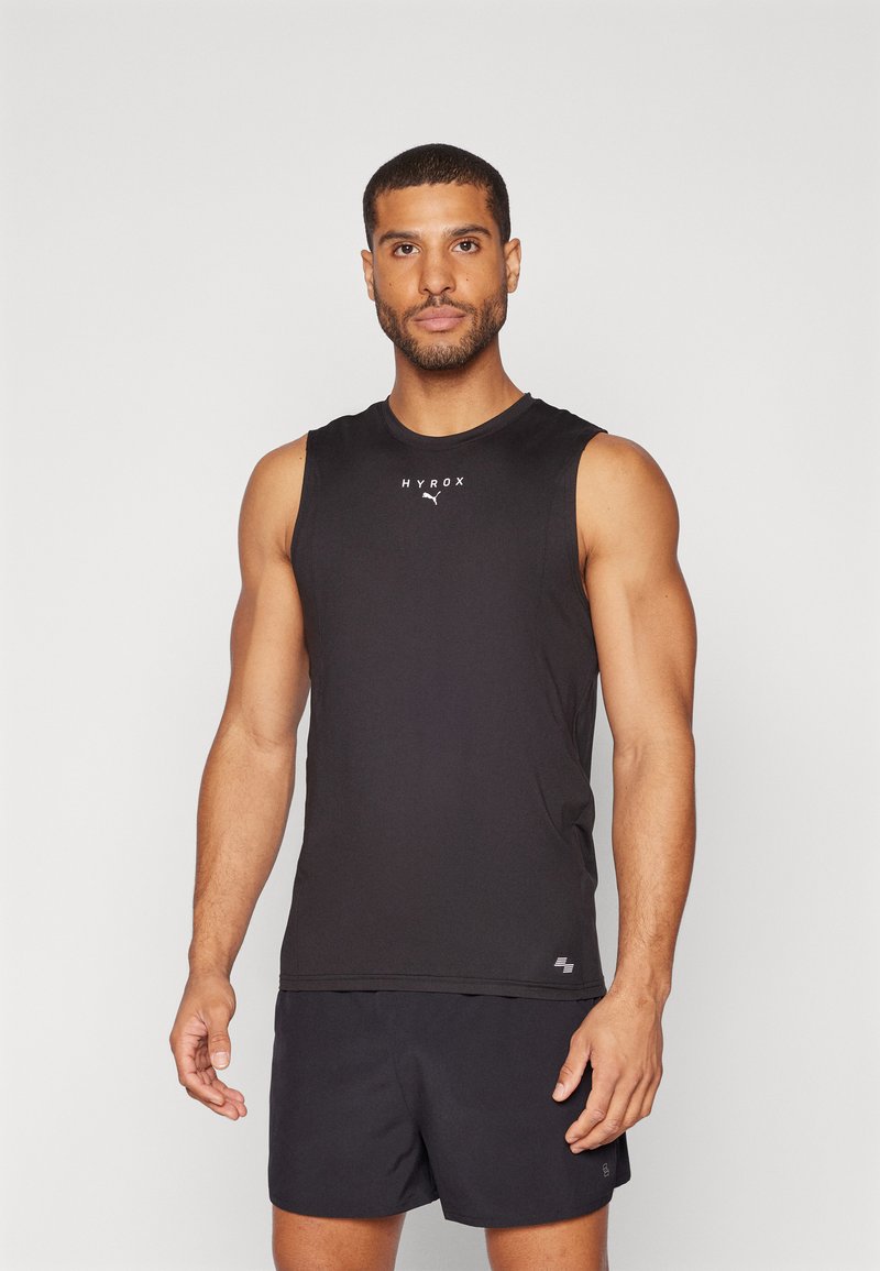 Svart ermeløs trenings-topp med rund hals, med hvit «HYROX»-merking og Puma-logo. Stoffet er glatt og tett.