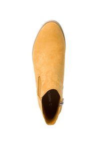 Botín de ante amarillo hasta el tobillo con puntera redondeada y cremallera lateral. Presenta una textura suave y una suela de color claro.