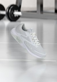 Δεν επιλέχθηκε, footwear white