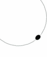 Collana d'argento con una delicata catena attorcigliata e una pietra ovale nera centrale sostenuta da un bezel in argento texturizzato.