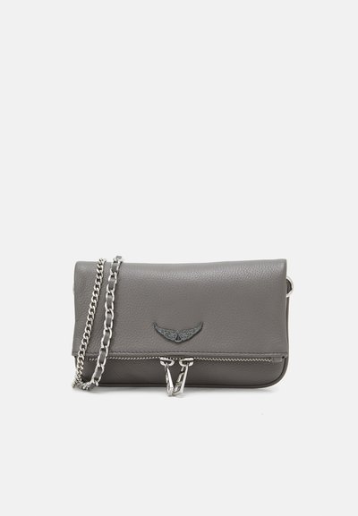 Graue Leder-Crossbody-Tasche mit einer Kettenriemen, ausgestattet mit einem Klappenverschluss, metallischen Details und einem dekorativen Flügelemblem auf der Vorderseite.