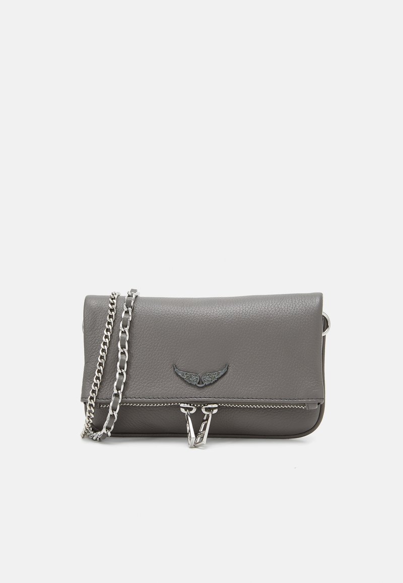Sac bandoulière en cuir gris avec une bandoulière en chaîne, présentant une fermeture à rabat, des détails métalliques et un emblème d'aile décoratif à l'avant.