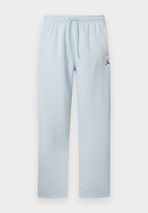 Pantalon de survêtement bleu clair en tissu doux, avec une ceinture élastique à cordon, deux poches latérales et un accent logo noir.